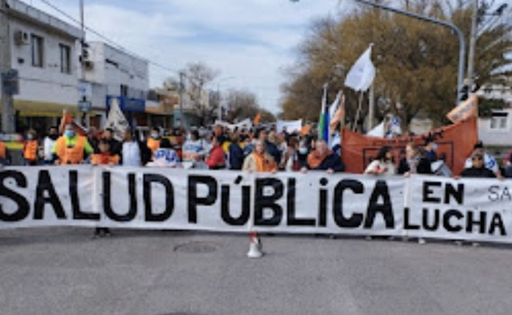 Abrazo Simbólico al Ministerio de Salud: Exigen Reversión de Recortes y Garantía del Derecho a la Salud